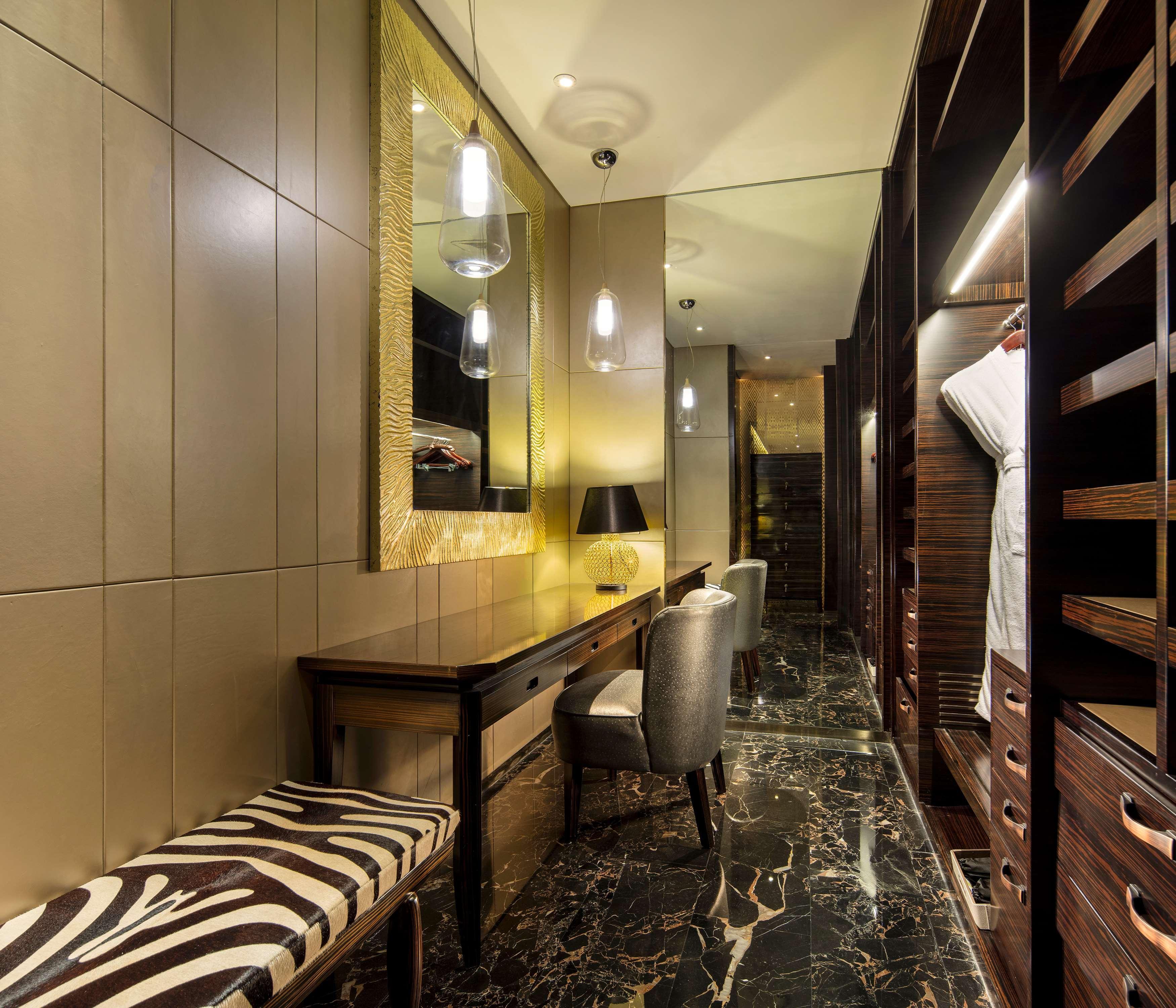 Hilton Futian, Metro Station At Front Door, Close To Futian Convention & Exhibition Center Отель 5*