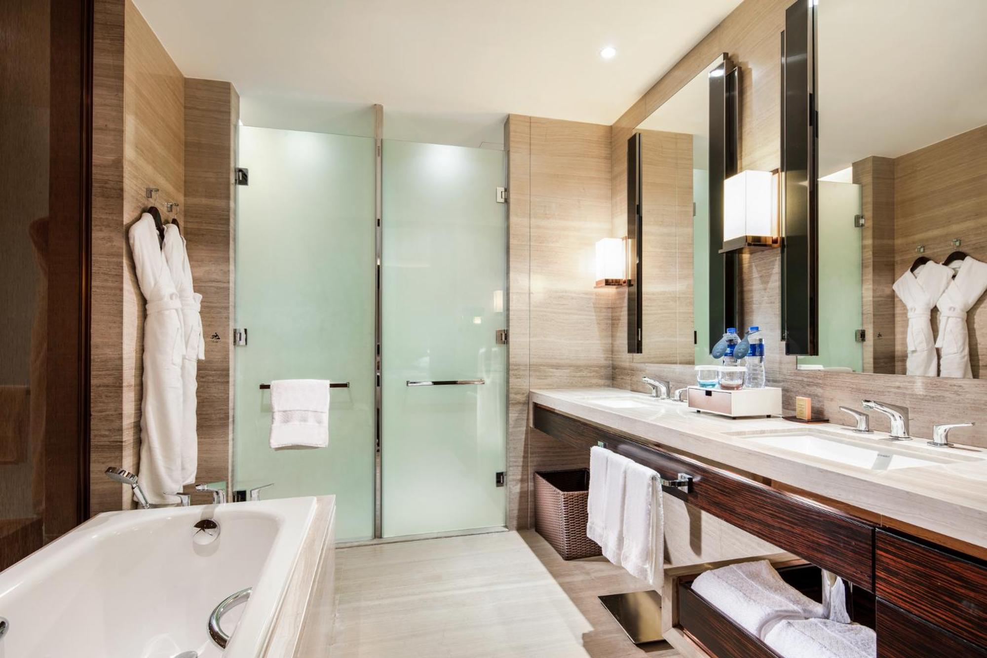 Hilton Futian, Metro Station At Front Door, Close To Futian Convention & Exhibition Center 5*