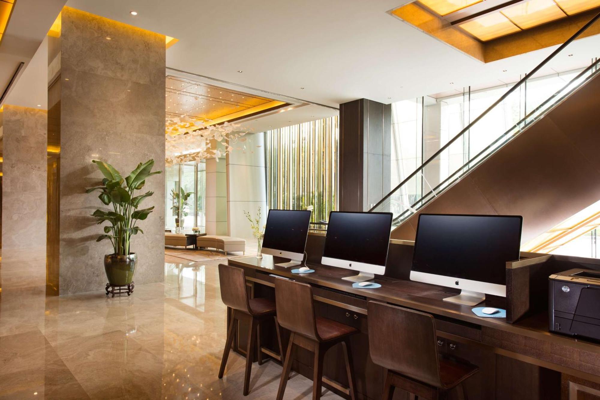 Hilton Futian, Metro Station At Front Door, Close To Futian Convention & Exhibition Center Отель Шэньчжэнь