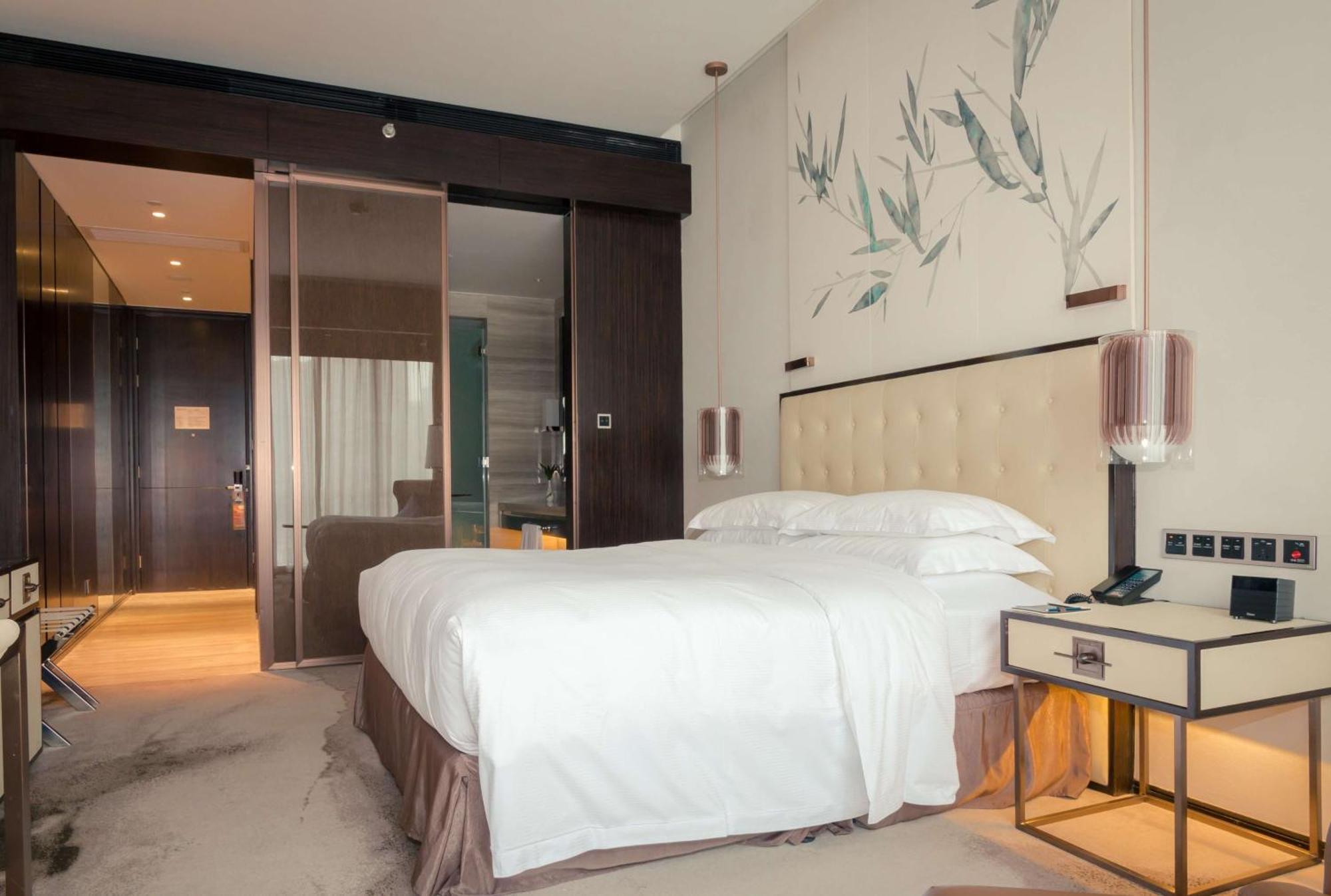 Отель Hilton Futian, Metro Station At Front Door, Close To Futian Convention & Exhibition Center