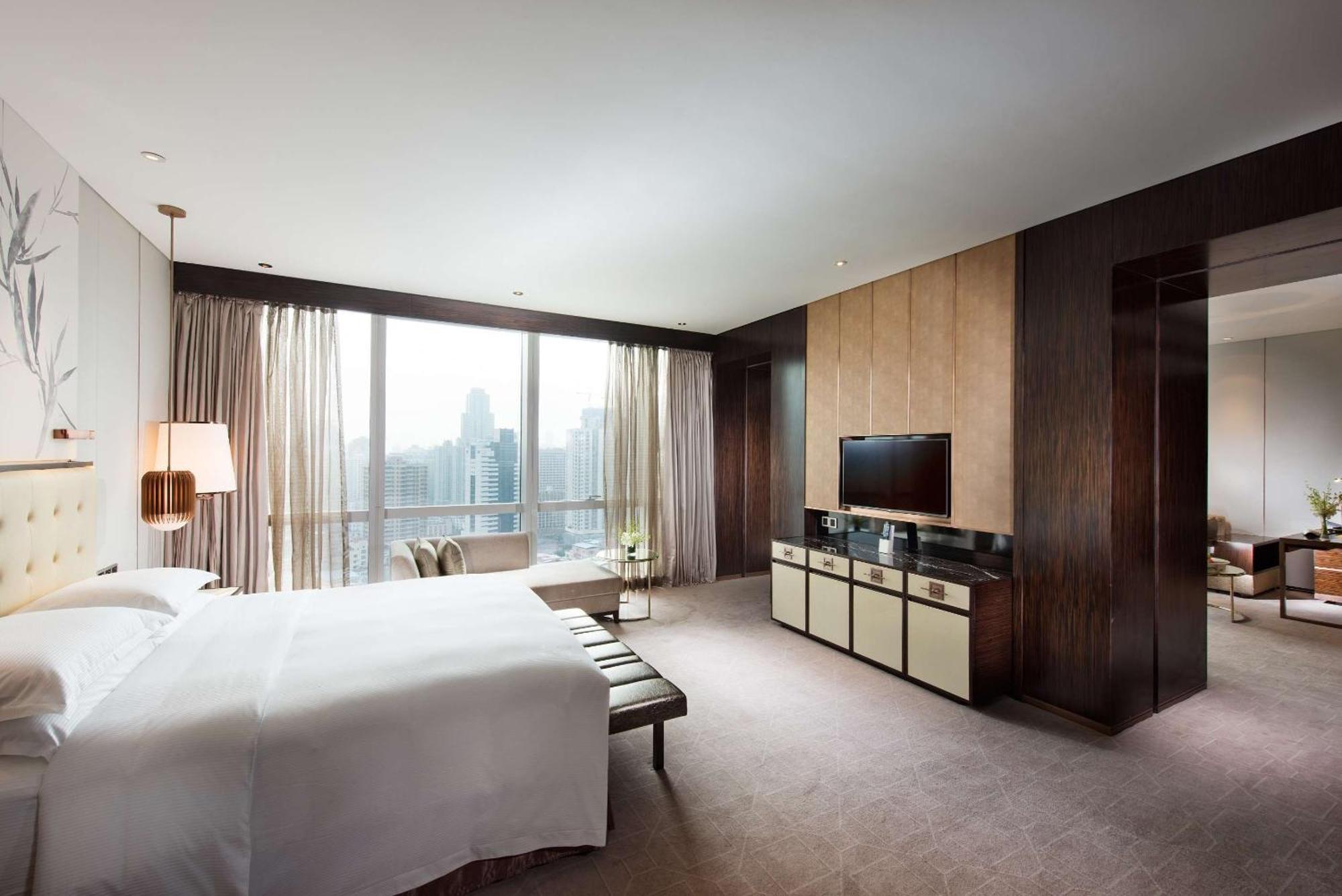 Отель Hilton Futian, Metro Station At Front Door, Close To Futian Convention & Exhibition Center 5*